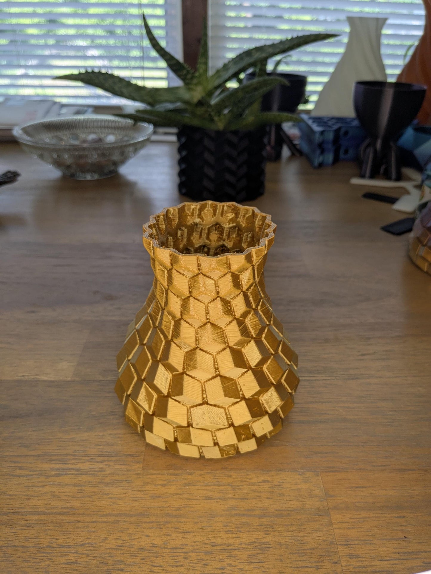 Golden Geometric Vase – 3D Printed Modern Decor by Lithic Lab