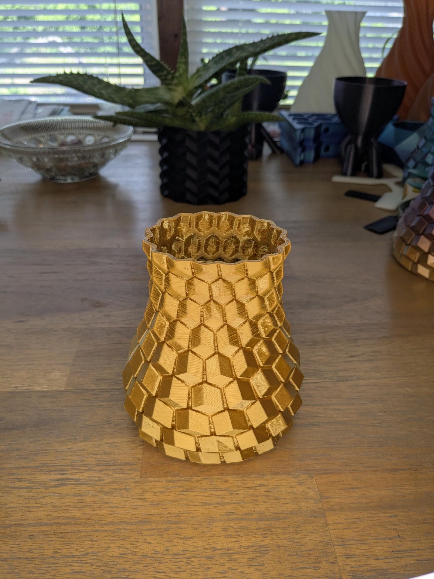 Golden Geometric Vase – 3D Printed Modern Decor by Lithic Lab
