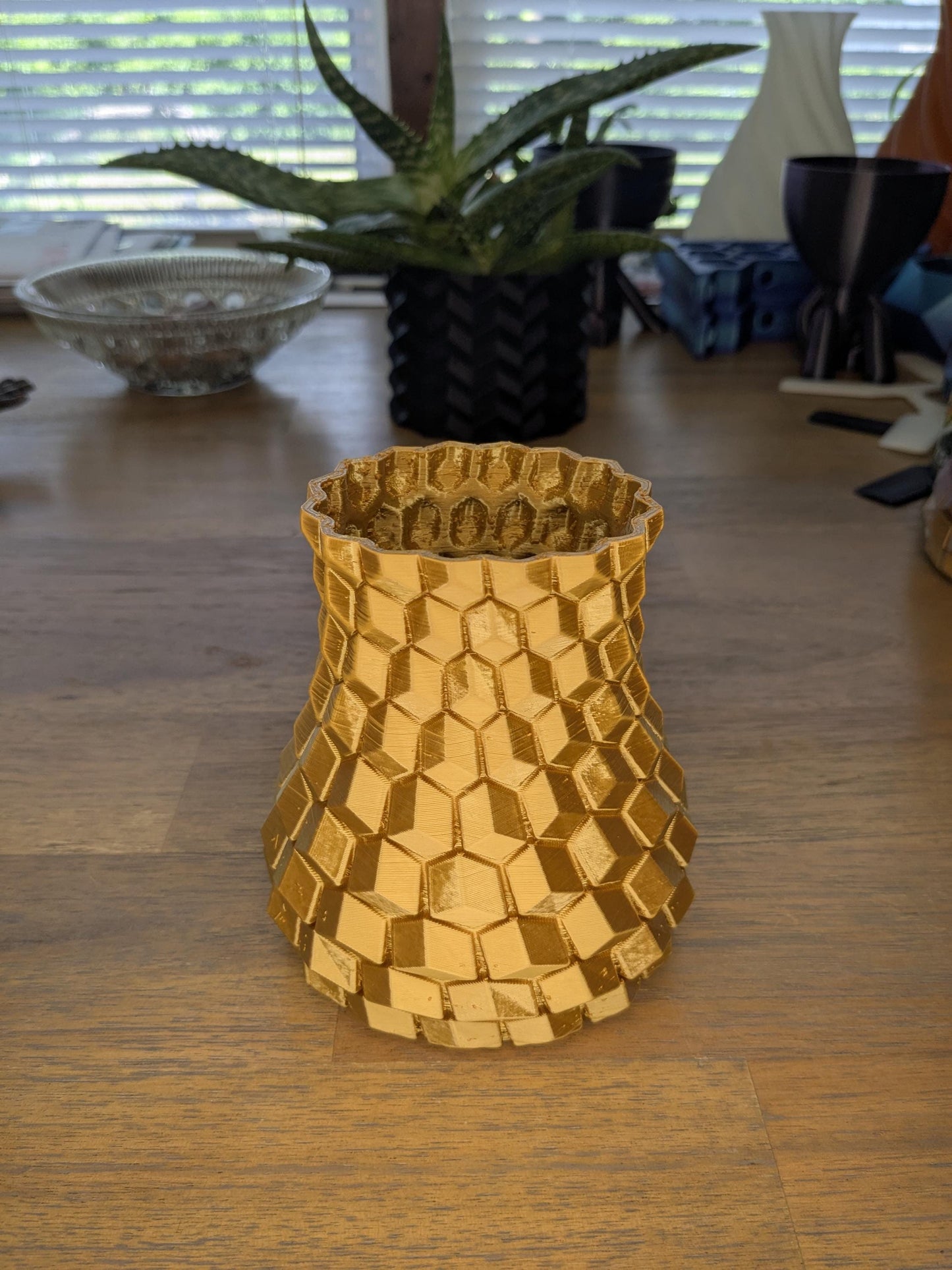 Golden Geometric Vase – 3D Printed Modern Decor by Lithic Lab