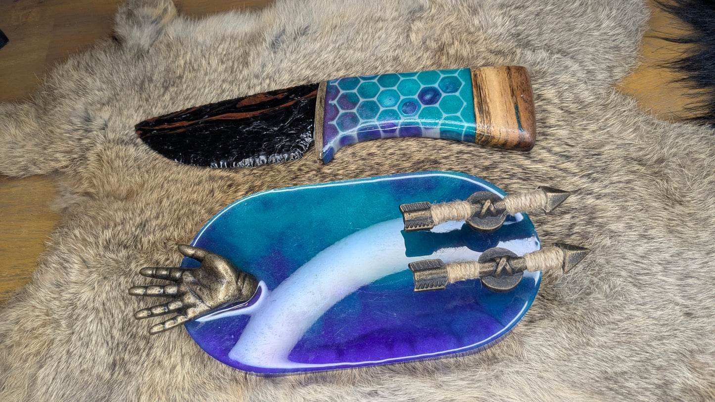 Bloodlight Echo – Triple Flow Obsidian Blade with Glowing Honeycomb Handle & Resin Stand
