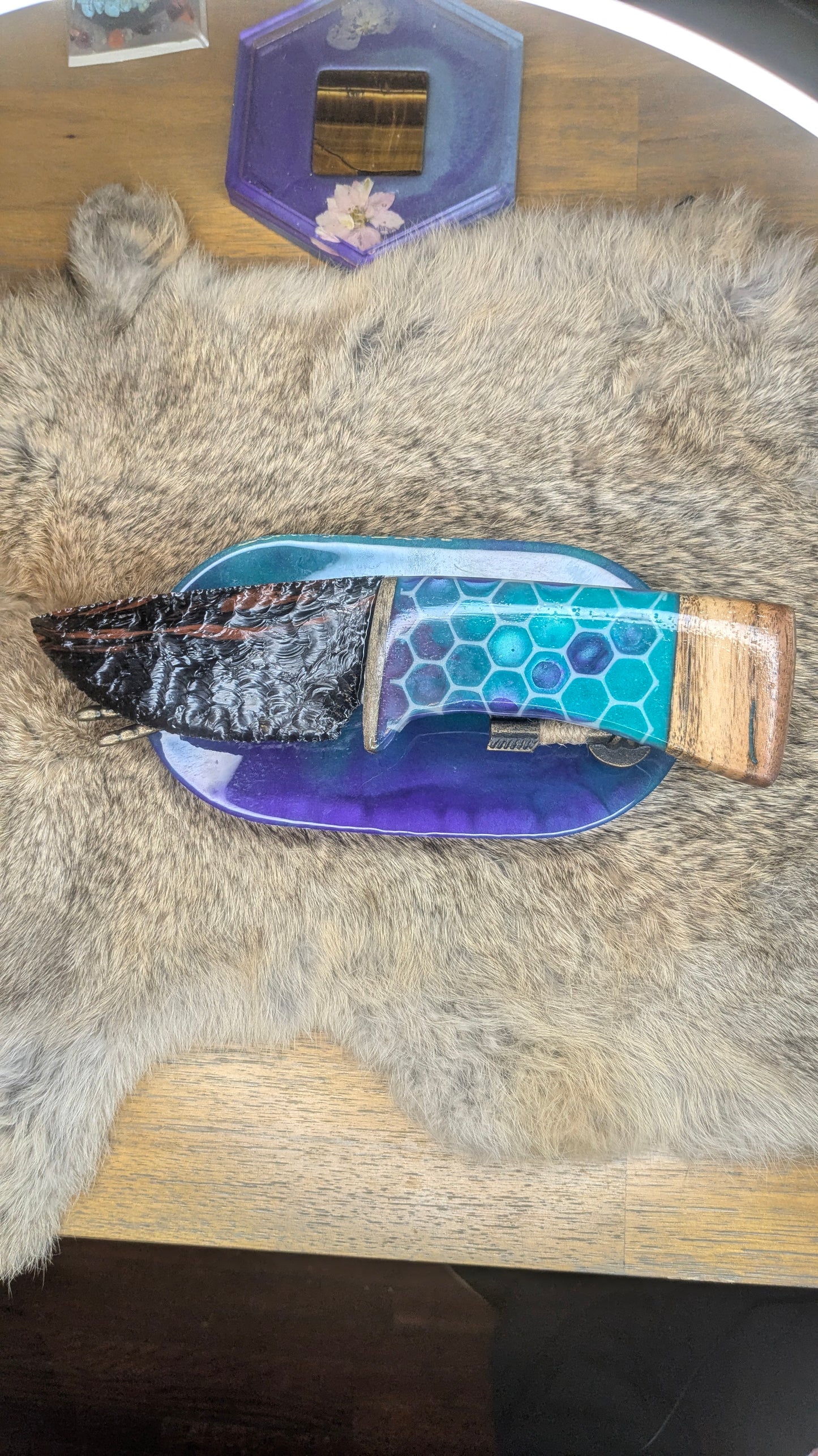 Bloodlight Echo – Triple Flow Obsidian Blade with Glowing Honeycomb Handle & Resin Stand