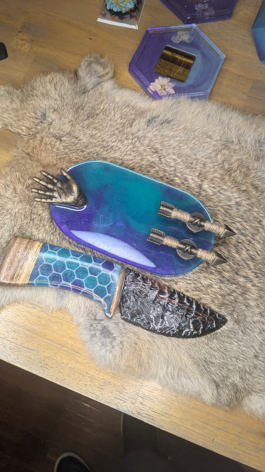 Bloodlight Echo – Triple Flow Obsidian Blade with Glowing Honeycomb Handle & Resin Stand