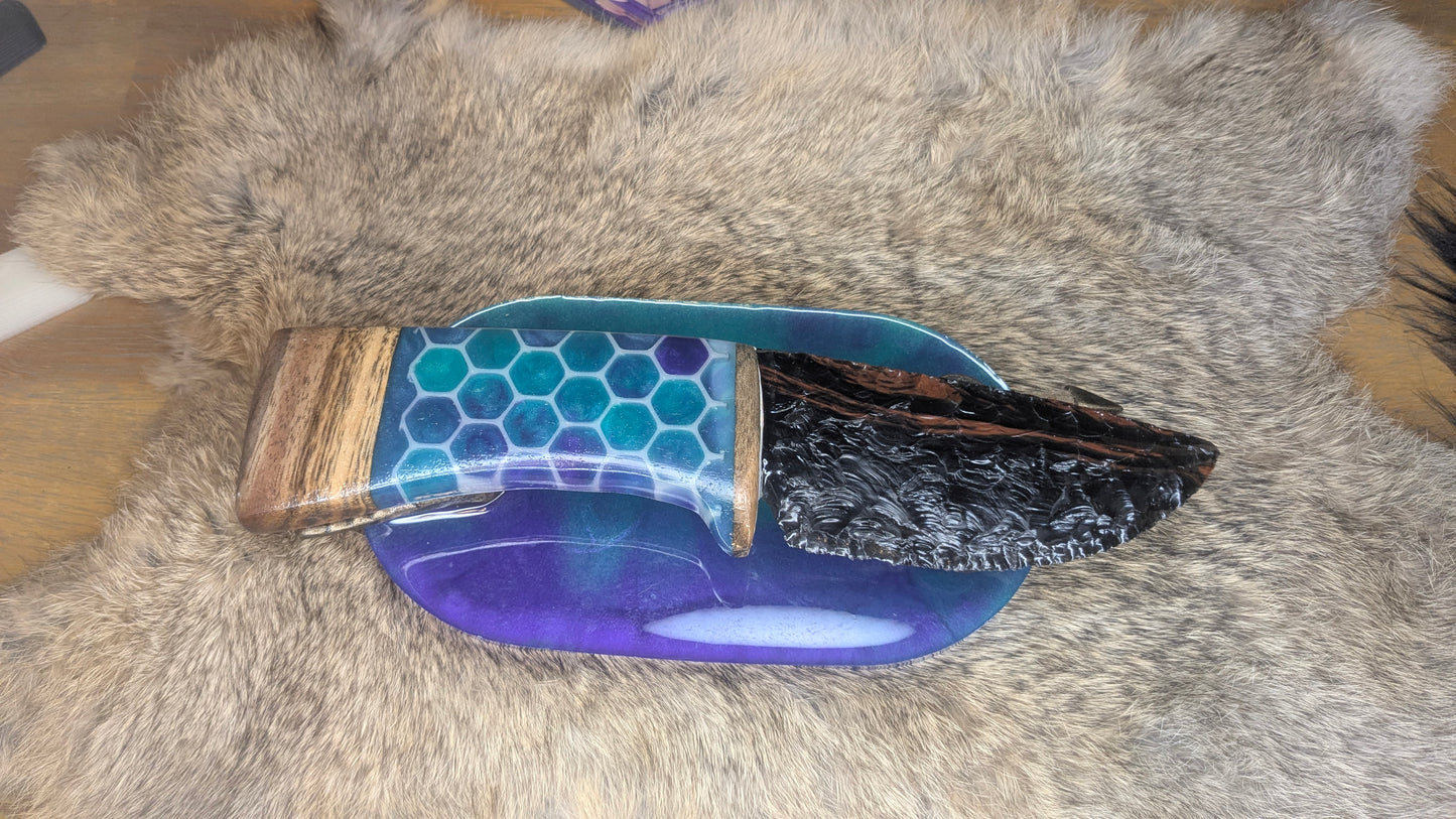 Bloodlight Echo – Triple Flow Obsidian Blade with Glowing Honeycomb Handle & Resin Stand