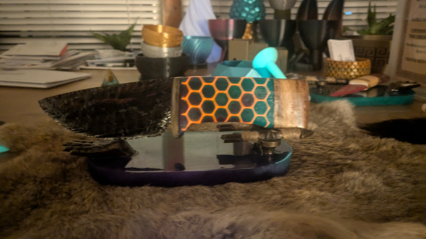 Bloodlight Echo – Triple Flow Obsidian Blade with Glowing Honeycomb Handle & Resin Stand